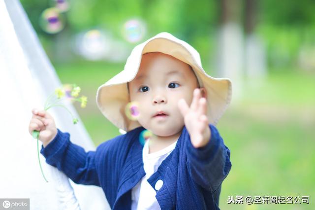 男孩四个字取名大全集，男孩子取名字大全四个字（推荐四个字的男女孩名字）