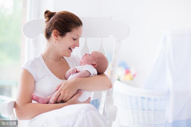 吃母乳的宝宝一天几次大便正常，母乳大便稀和腹泻区别图片（纯母乳喂养宝宝大便1天拉8次）