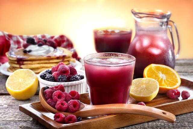 树莓泡酒的功效与作用禁忌，覆盆子干泡水喝的功效与作用及禁忌（酿酒技术：树莓泡酒的制作方法）