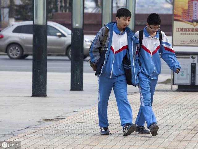 校服裤子如何显腿细，校服怎样穿显腿长（校服裤子这么挽裤腿）