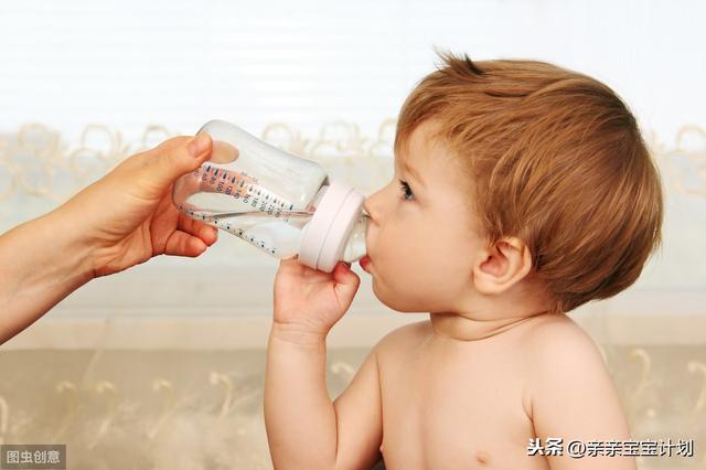 解决宝宝不爱喝水的8大妙招，2岁宝宝不肯喝水妙招（这8个小妙招须知你可能还不知道哦）
