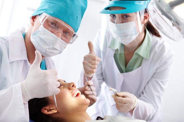 牙医属于什么专业，学牙科上什么专科学校（医学专业中的“香饽饽”口腔医学专业招生及报名方式）