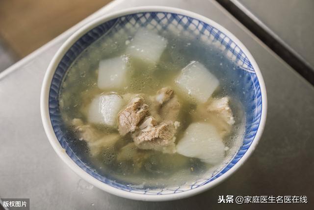 喝骨头汤有什么好处和坏处，喝骨头汤的功效和作用（真正补钙的食物在这里）