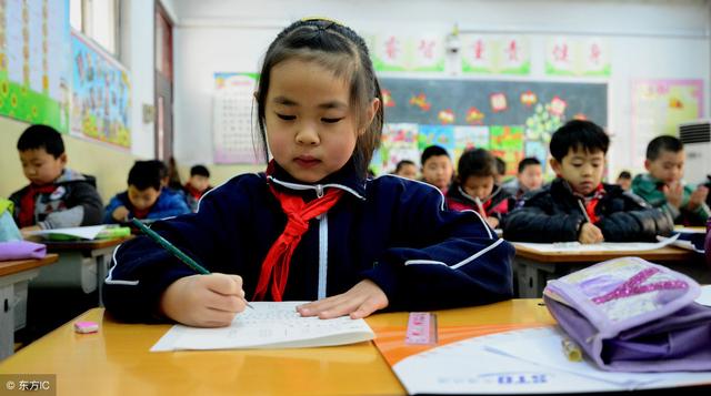 小学生写字正确姿势简笔画，小学生写字的正确姿势视频（教小孩子简笔画握笔姿势）