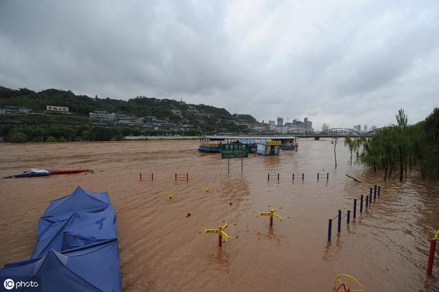 梦见涨大水什么征兆，做梦梦见涨大水是什么征兆（《通明白说-梦》梦见洪水）