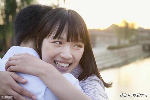 天蝎女喜欢一个人的表现，天蝎座女生喜欢一个人的表现（天蝎座女人爱你的表现）