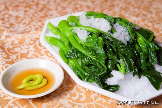 菠菜炒鸡蛋的危害，为什么菠菜炒鸡蛋致癌（掌握六种烹饪方式避免菠菜导致尿酸升高）