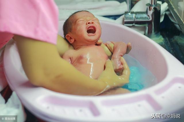 如何给婴儿洗澡，怎样给宝宝洗澡（新手家长快来Get方法和注意事项）