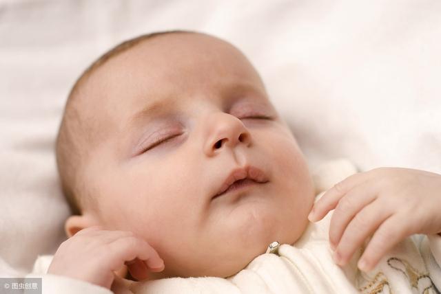 刚满月的宝宝不睡觉老是哭闹，1个月小宝宝不睡觉老是哭闹（满月宝宝睡眠管理指导）