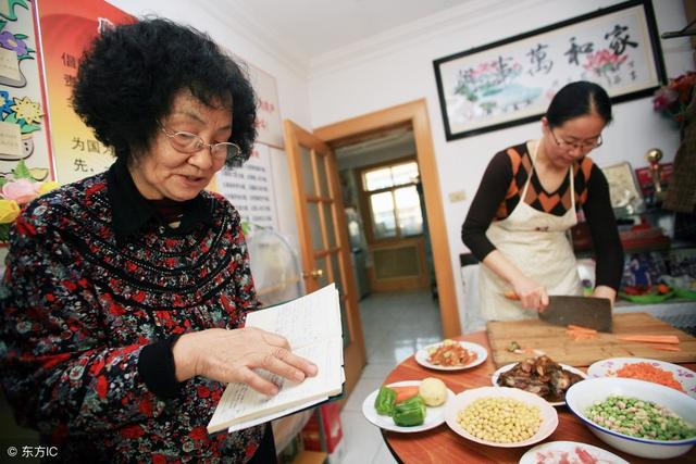 坐月子可以吃水果吗，坐月子能不能吃水果（妈妈这四种症状全靠蔬菜水果）