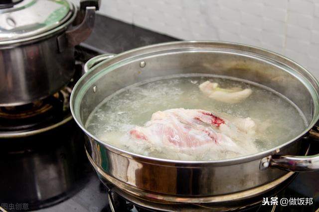 鸡肉焯水的正确方法，鸡肉怎样焯水（鸡腿焯水应该凉水下锅还是热水烫）