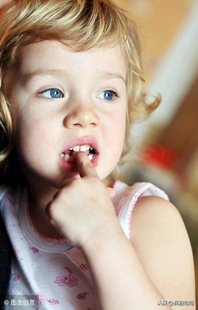 孩子咬指甲缺什么微量元素，孩子经常咬指甲缺什么（并非是缺维生素了）