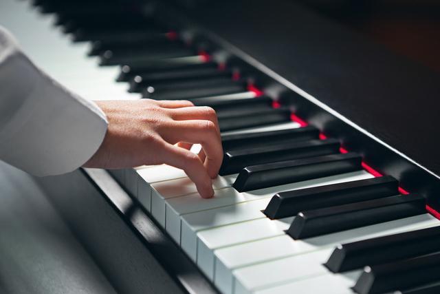 如何学习钢琴指法，手把手教你钢琴基本指法（初学钢琴如何练习指法）