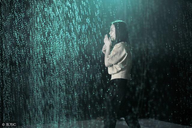 在雨中歌词,当一个人在雨中歌词(推荐一首beyond巅峰时金曲《冷雨夜》