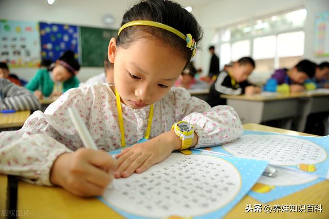 儿童写字正确坐姿，儿童写字正确坐姿图片作文（坐姿正确、握笔正确、字形正确）