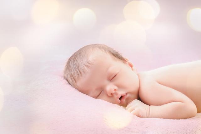 新生儿的正确睡姿，刚出生的婴儿正确的睡觉姿势（刚出生的婴儿正确的睡觉姿势图片）