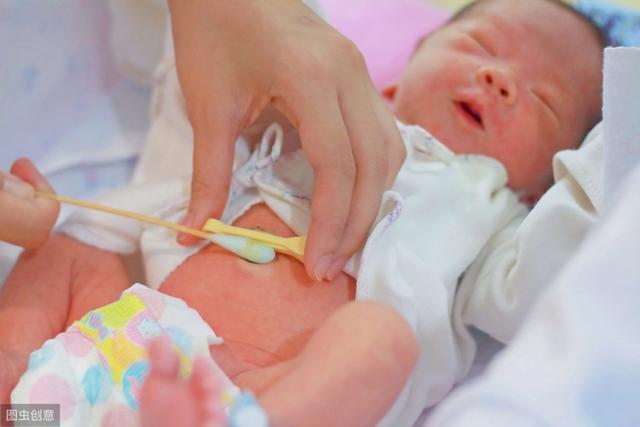 刚出生婴儿的护理，新生婴儿应该要如何护理（夏季出生的新生儿宝宝）