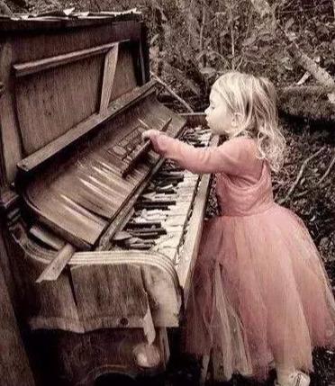 初学者怎么学钢琴，初学者怎么弹钢琴（零基础的人怎么自学钢琴）