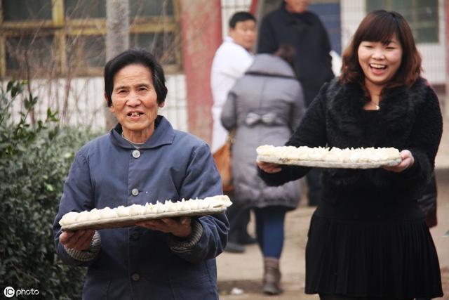 梦见吃水饺预示什么，梦见吃水饺是啥意思（情深谊长一碗饺）