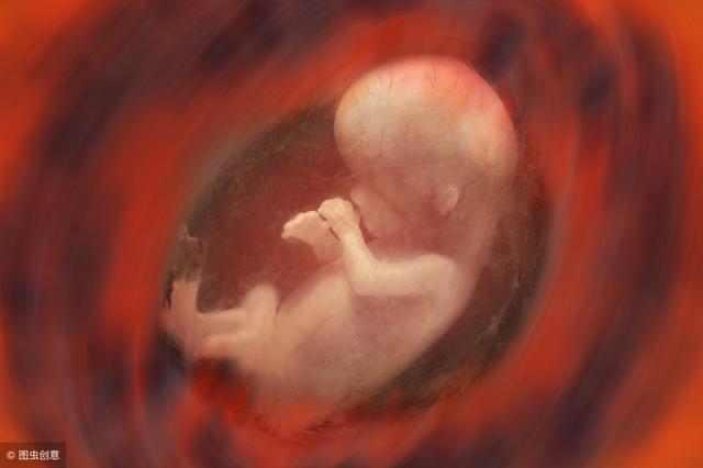 如何区别胎儿好动和缺氧，胎儿连续动了十几分钟正常吗（孕三个月能感到胎动吗）