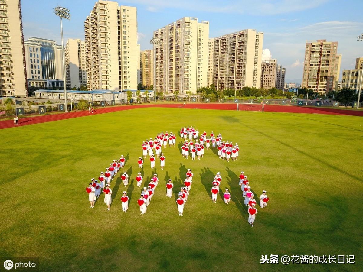 贵族宝贝（有一所贵族名校让孩子干农活养牛）