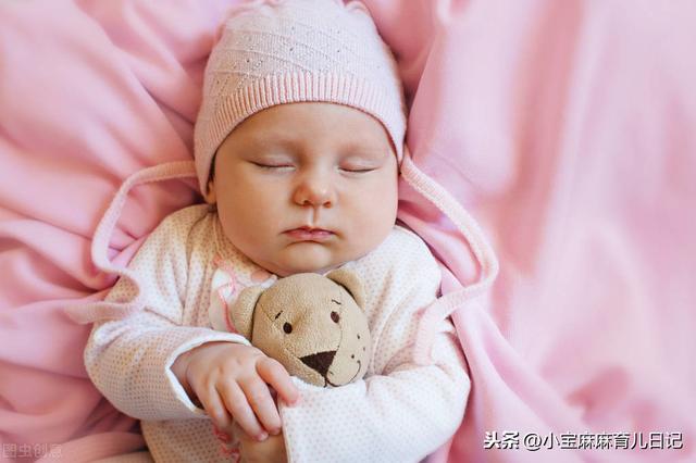 婴儿平躺着睡好还是侧着睡好，新生儿是侧睡还是平躺着好（睡姿应遵循两个原则）