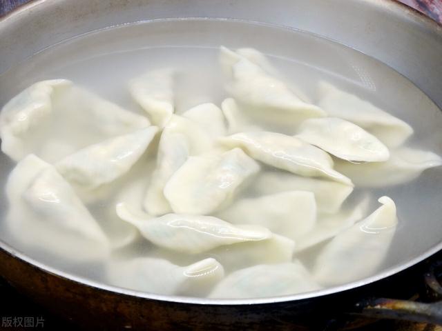 速冻水饺煮多长时间，速冻水饺怎么煮大概煮多长时间（速冻饺子要煮多长时间）