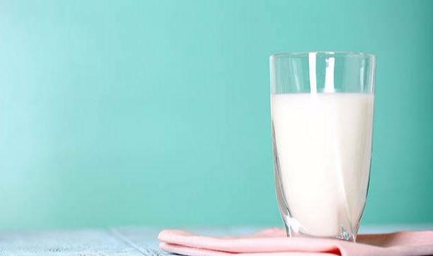 牛奶什么时候喝效果最佳，一天喝牛奶的最佳时间表