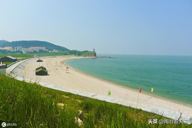 九丈崖位於山東煙臺長島縣的西北角,西依珍珠門水道,北鄰國際航線長山