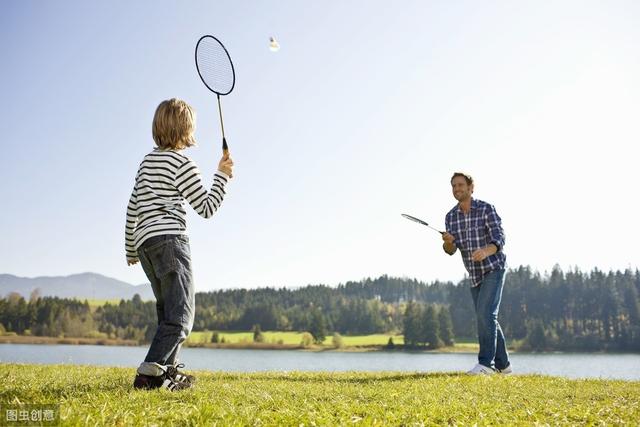 学打羽毛球的方法，教你学打羽毛球（羽毛球7步法教你快速提高你的水平）