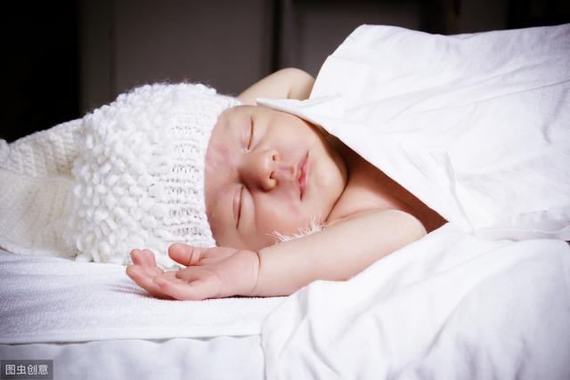 怎么确定新生儿被捂热，宝宝捂得过热的表现（掌握给宝宝穿衣盖被秘诀）