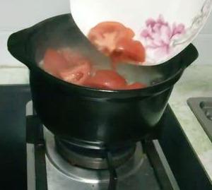 牛肉柿子汤的家常做法，牛肉炖西红柿的家常做法（寒冷的冬天能常喝这款汤）