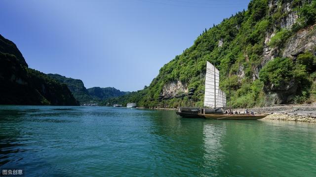 两岸猿声啼不住，两岸猿声啼不住的意思是什么（早发白帝城<两岸猿声啼不住）