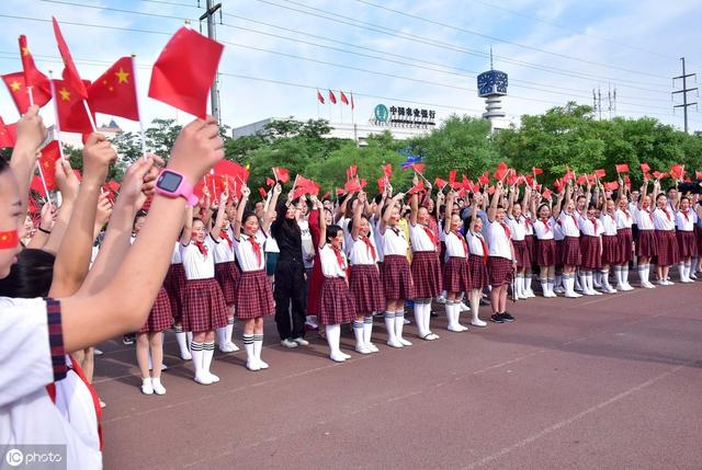 我和我的祖国歌曲原唱，歌曲《我和我的祖国》原唱是谁（有一句歌词和原唱李谷一不同呢）