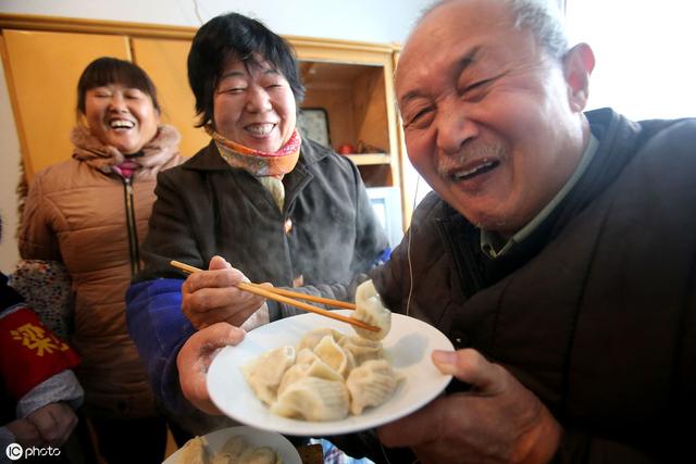 梦见吃水饺预示什么，梦见吃水饺是啥意思（情深谊长一碗饺）