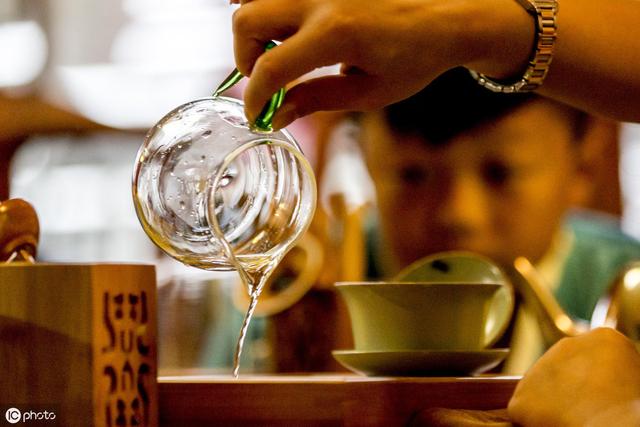 普洱茶饼的正确冲泡方法 普洱茶饼如何冲泡，普洱茶饼的正确冲泡方法（普洱茶的标准冲泡方法）