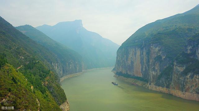 两岸猿声啼不住，两岸猿声啼不住的意思是什么（早发白帝城<两岸猿声啼不住）