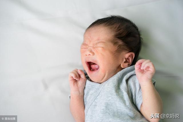 新生儿睡不踏实易惊醒挥舞双手，婴儿睡觉不踏实易惊醒（宝宝好眠家长也能睡好）