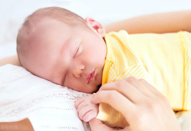 宝宝爱趴着睡是什么原因造成的，一岁的宝宝爱趴着睡觉正常吗（宝宝喜欢趴睡的3种原因）