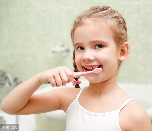 宝宝多大刷牙最合适，小孩多大开始刷牙合适（婴幼儿需要这样刷牙）