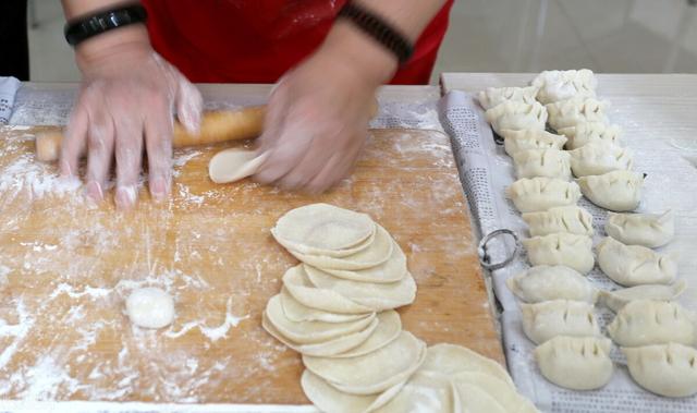 冷冻饺子煮多久，自己包的冻饺子煮多久（煮冻饺子用冷水还是热水）