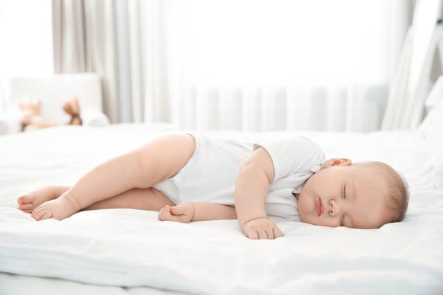 新生儿的正确睡姿，刚出生的婴儿正确的睡觉姿势（刚出生的婴儿正确的睡觉姿势图片）
