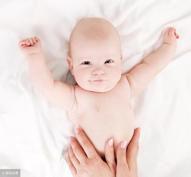 新生儿吐奶和溢奶的区别图解，新生儿溢奶和吐奶的区别（大多宝宝吐奶是聪明表现）