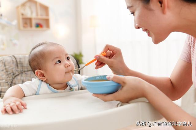婴儿添加辅食的最佳时间，什么时候给宝宝添加辅食最合适（宝宝添加辅食前给予父母的5个信号要了解）