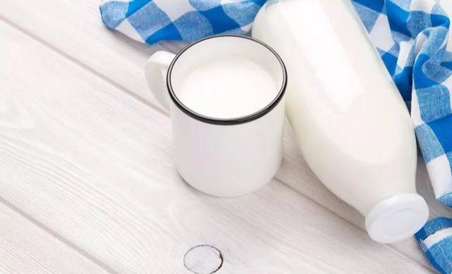 牛奶什么时候喝效果最佳，一天喝牛奶的最佳时间表