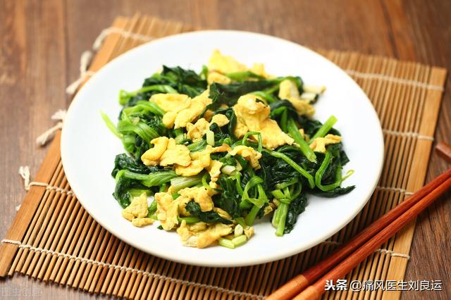 菠菜炒鸡蛋的危害，为什么菠菜炒鸡蛋致癌（掌握六种烹饪方式避免菠菜导致尿酸升高）