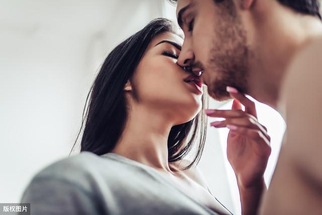 为什么在接吻的时候男的总是动手，为什么男生接吻喜欢动手（10个你所不知道的冷知识）