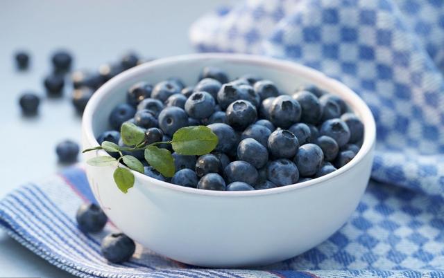 为什么蓝莓不能和牛奶一起吃，蓝莓不能和什么一起吃（女生吃蓝莓有什么禁忌）