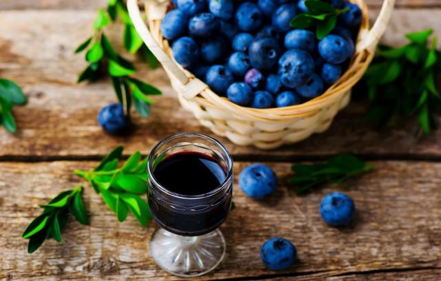 为什么蓝莓不能和牛奶一起吃，蓝莓不能和什么一起吃（女生吃蓝莓有什么禁忌）