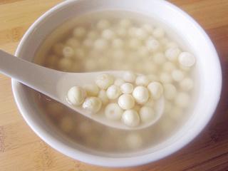 新鲜芡实怎么吃，带壳的新鲜芡实怎么吃（软糯糖水鸡头米）